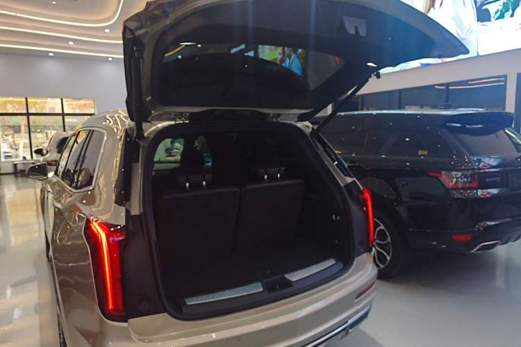 Used Cadillac XT6 2022 2.0T 7-Seater Four-Wheel Drive Luxury Version Trunk