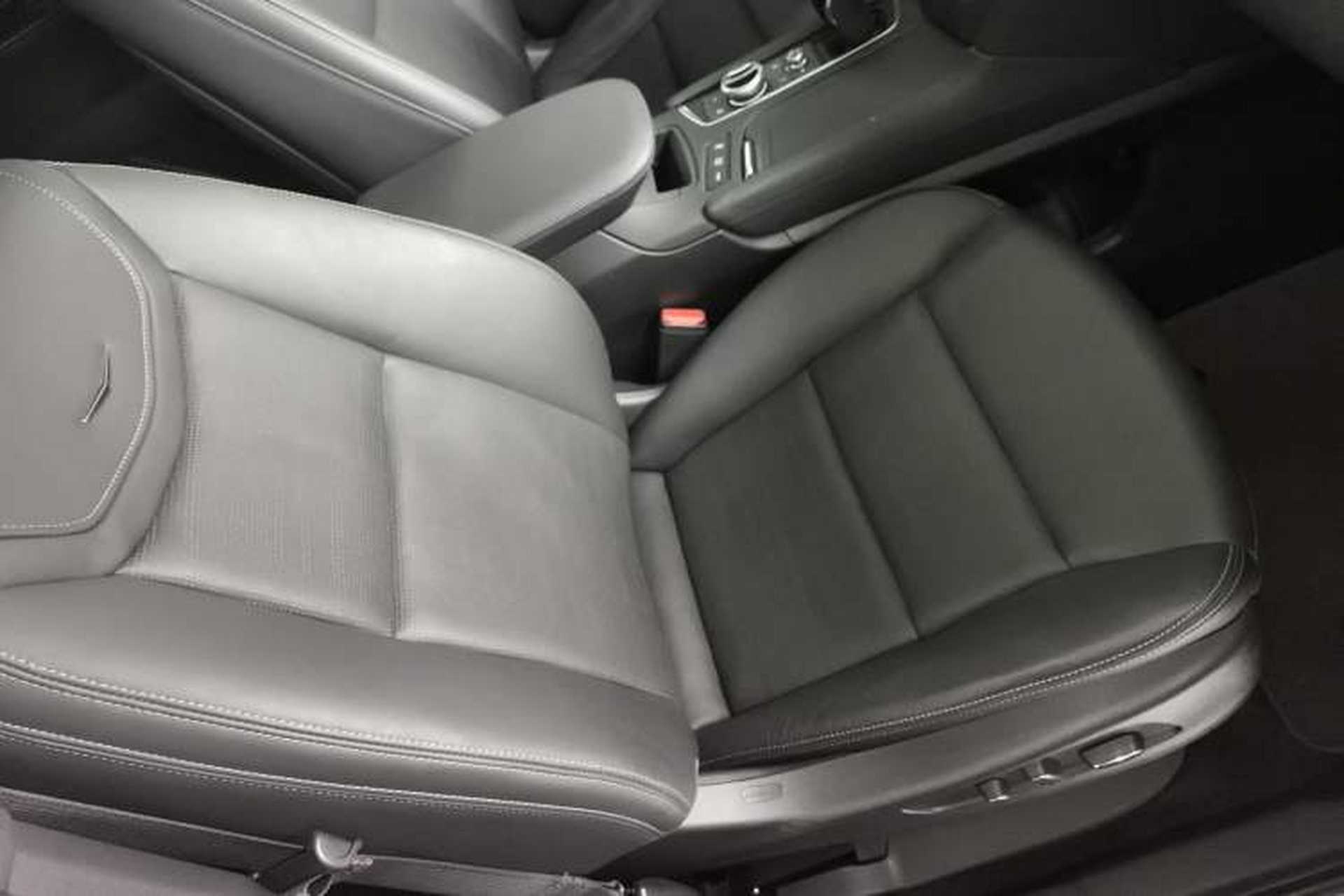 Used Cadillac XT6 2022 2.0T Six-Seater Four-Wheel-Drive Prestige Version Right Front Seat