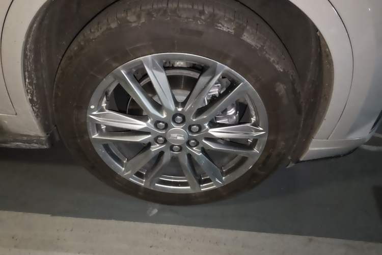 Used Cadillac XT6 2022 2.0T Six-Seater Four-Wheel Drive Luxury Version Right Front Wheel Hub