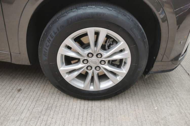 Used Cadillac XT6 2022 2.0T Six-Seater Four-Wheel-Drive Luxury Version Right Front Wheel Hub