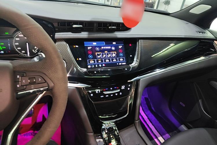 Used Cadillac XT6 2022 2.0T Six-Seater Four-Wheel-Drive Prestige Version Center Console