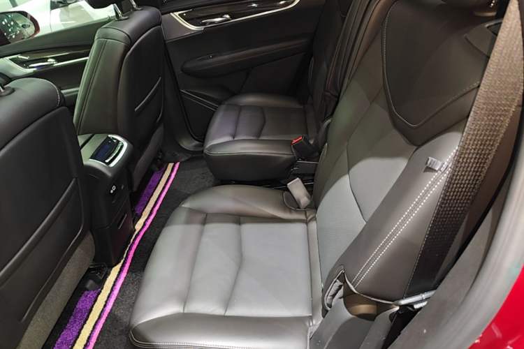 Used Cadillac XT6 2022 2.0T Six-Seater Four-Wheel-Drive Prestige Version Left Rear Seat