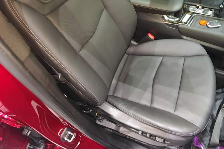 Used Cadillac XT6 2022 2.0T Six-Seater Four-Wheel-Drive Prestige Version Right Front Seat