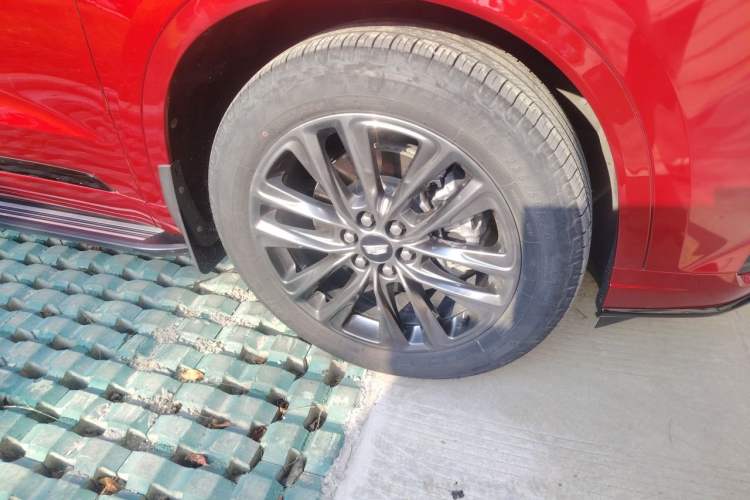 Used Cadillac XT6 2022 2.0T Six-Seater Four-Wheel-Drive Prestige Version Right Front Wheel Hub