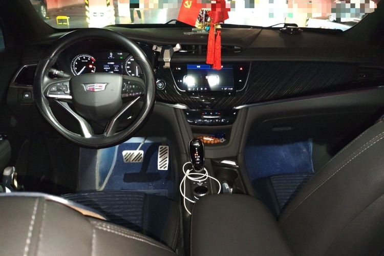 Used Cadillac XT6 2022 2.0T Six-Seater Two-Wheel-Drive Luxury Version Center Console