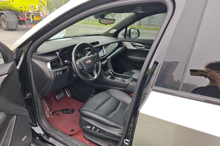 Used Cadillac XT6 2022 2.0T Six-Seater Four-Wheel-Drive Prestige Version Left Front Seat