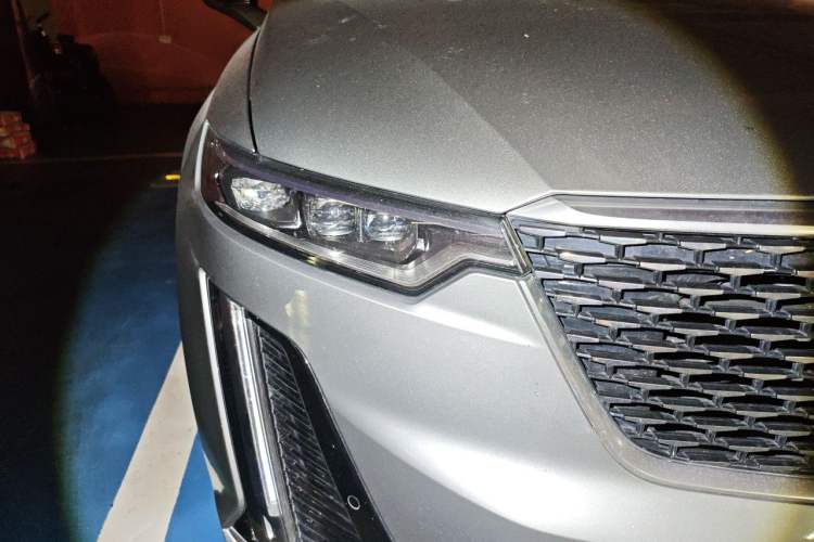 Used Cadillac XT6 2022 2.0T Six-Seater Two-Wheel-Drive Luxury Version Right Front Headlight