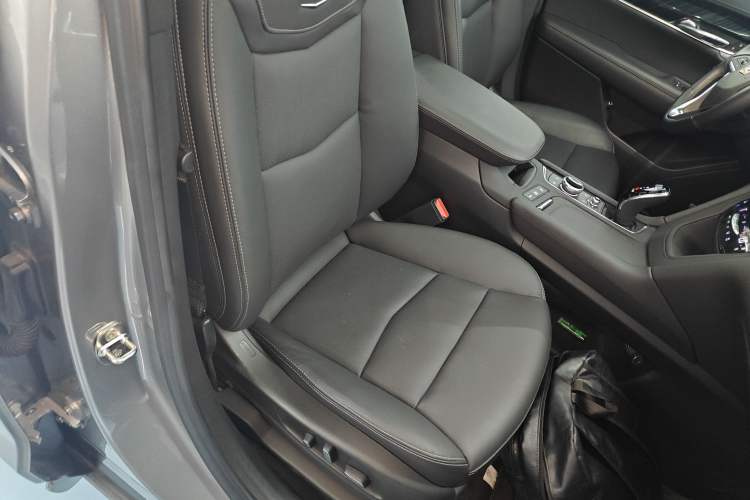 Used Cadillac XT6 2022 2.0T Six-Seater Four-Wheel Drive Luxury Version Right Front Seat