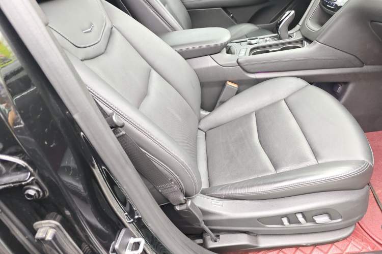 Used Cadillac XT6 2022 2.0T Six-Seater Four-Wheel-Drive Prestige Version Right Front Seat