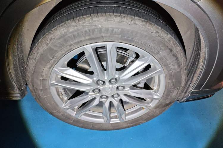 Used Cadillac XT6 2022 2.0T Six-Seater Two-Wheel-Drive Luxury Version Right Front Wheel Hub