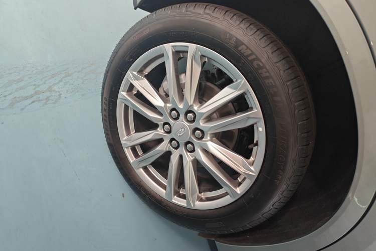 Used Cadillac XT6 2022 2.0T Six-Seater Four-Wheel Drive Luxury Version Right Rear Wheel Hub