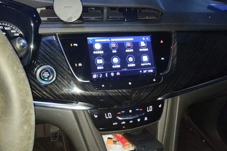 Used Cadillac XT6 2022 2.0T Six-Seater Two-Wheel-Drive Luxury Version Audio And AC Panel