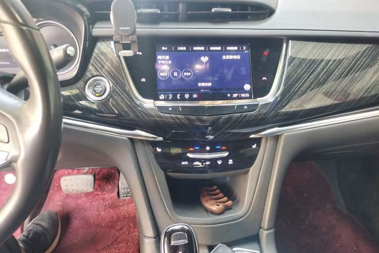 Used Cadillac XT6 2022 2.0T Six-Seater Two-Wheel-Drive Luxury Version Audio And AC Panel