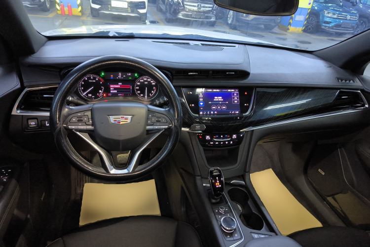 Used Cadillac XT6 2022 2.0T Six-Seater Two-Wheel-Drive Luxury Version Center Console