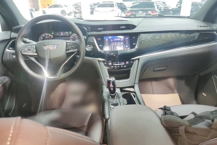 Used Cadillac XT6 2022 2.0T Six-Seater Two-Wheel-Drive Luxury Version Center Console