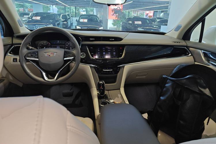 Used Cadillac XT6 2022 2.0T Six-Seater Four-Wheel Drive Luxury Version Center Console
