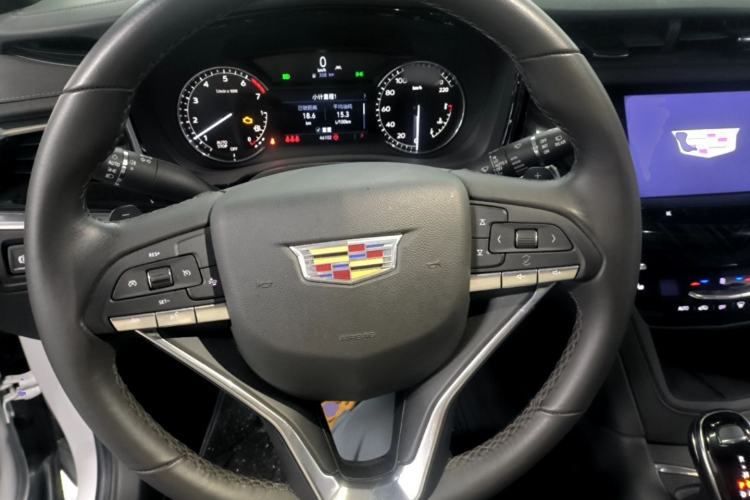 Used Cadillac XT6 2022 2.0T 7-Seater Two-Wheel Drive Luxury Version Center Console
