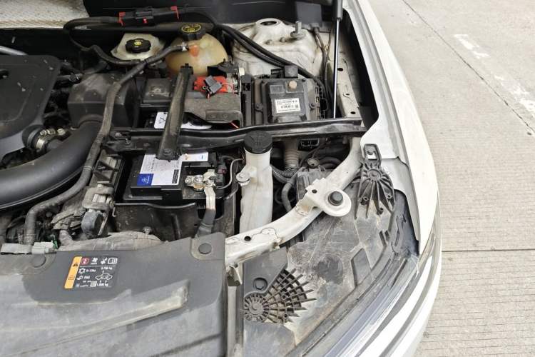 Used Cadillac XT6 2022 2.0T Six-Seater Four-Wheel Drive Luxury Version Engine Bay Left