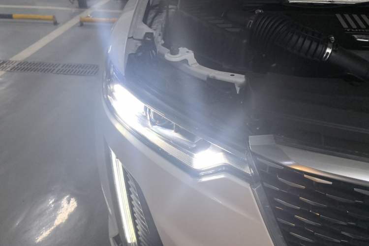 Used Cadillac XT6 2022 2.0T Six-Seater Four-Wheel Drive Luxury Version Engine Bay Right