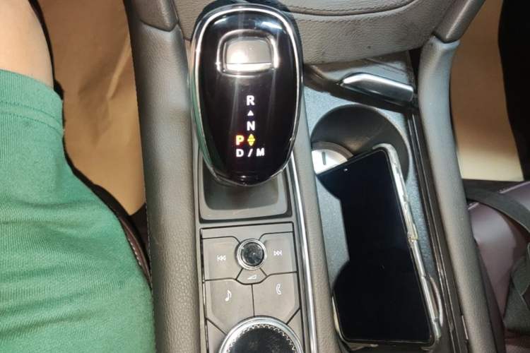 Used Cadillac XT6 2022 2.0T Six-Seater Two-Wheel-Drive Luxury Version Gear Lever