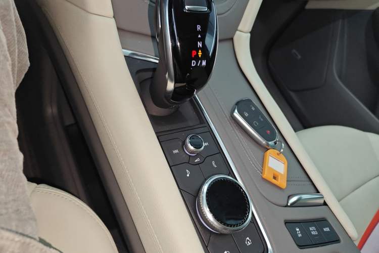 Used Cadillac XT6 2022 2.0T Six-Seater Four-Wheel Drive Luxury Version Gear Lever