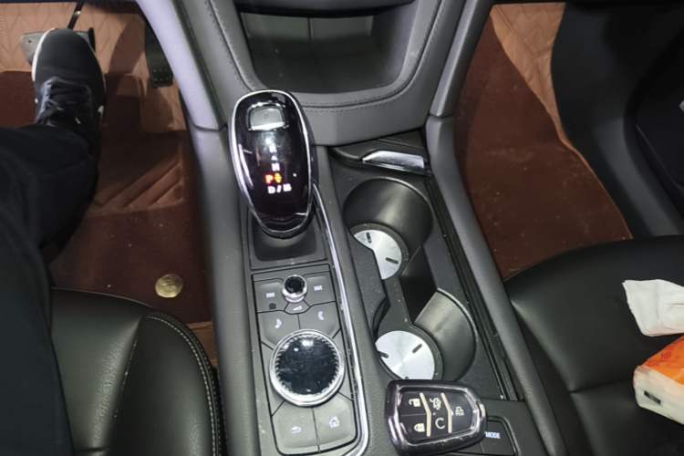 Used Cadillac XT6 2022 2.0T 7-Seater Two-Wheel Drive Luxury Version Gear Lever