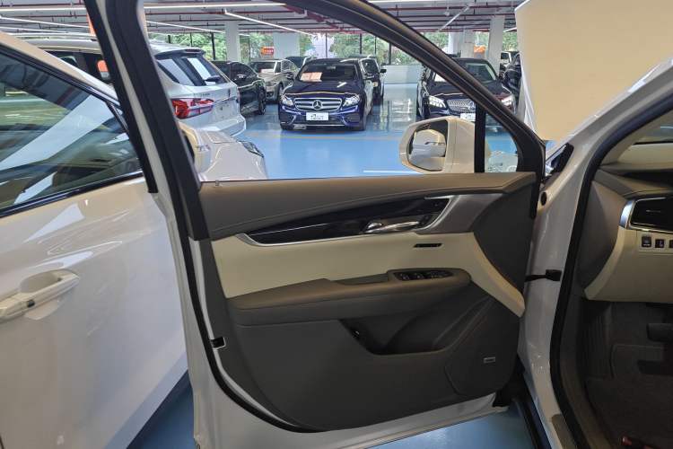 Used Cadillac XT6 2022 2.0T Six-Seater Four-Wheel Drive Luxury Version Left Front Door Interior