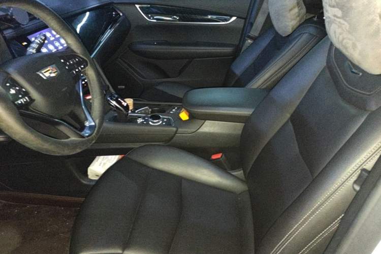 Used Cadillac XT6 2022 2.0T Six-Seater Two-Wheel-Drive Luxury Version Left Front Seat