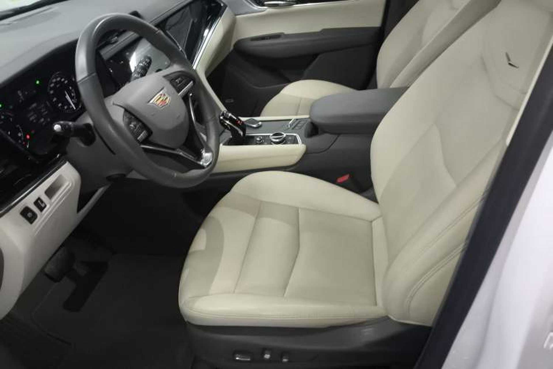 Used Cadillac XT6 2022 2.0T Six-Seater Four-Wheel Drive Luxury Version Left Front Seat