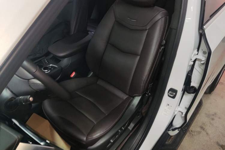 Used Cadillac XT6 2022 2.0T Six-Seater Two-Wheel-Drive Luxury Version Left Front Seat