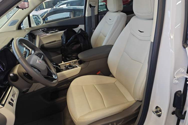 Used Cadillac XT6 2022 2.0T Six-Seater Four-Wheel Drive Luxury Version Left Front Seat