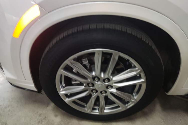 Used Cadillac XT6 2022 2.0T Six-Seater Two-Wheel-Drive Luxury Version Left Front Wheel Hub