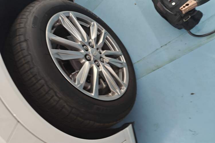 Used Cadillac XT6 2022 2.0T Six-Seater Four-Wheel Drive Luxury Version Left Front Wheel Hub