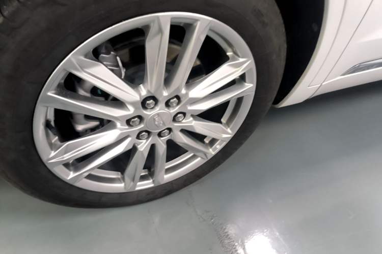 Used Cadillac XT6 2022 2.0T 7-Seater Two-Wheel Drive Luxury Version Left Front Wheel Hub