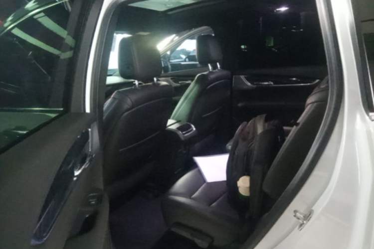 Used Cadillac XT6 2022 2.0T Six-Seater Four-Wheel Drive Luxury Version Left Rear Seat