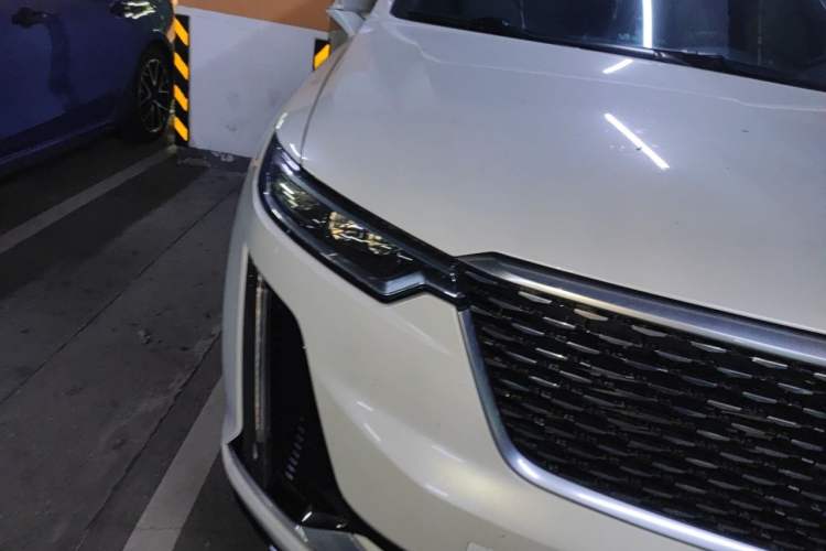Used Cadillac XT6 2022 2.0T Six-Seater Two-Wheel-Drive Luxury Version Right Front Headlight