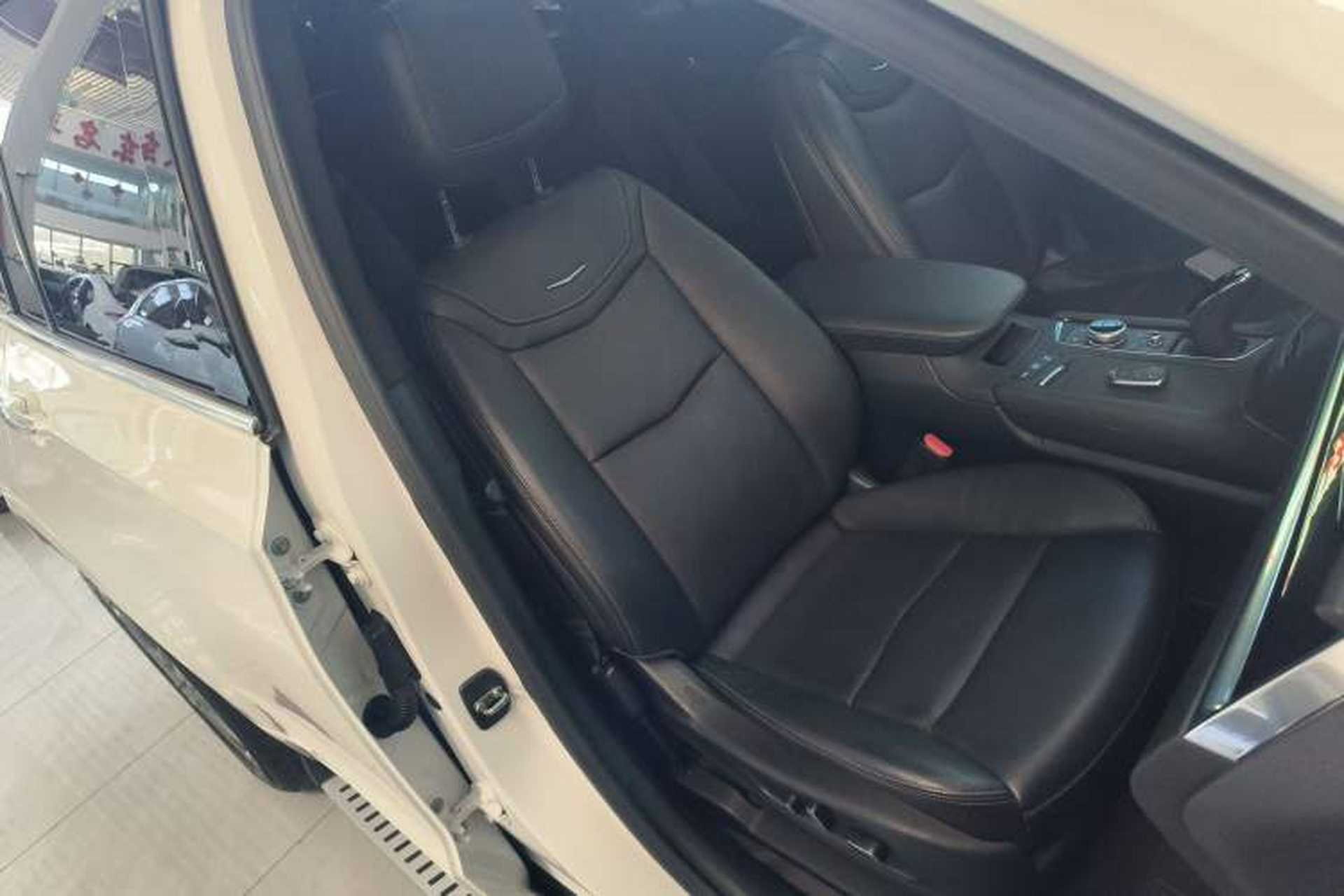 Used Cadillac XT6 2022 2.0T Six-Seater Four-Wheel Drive Luxury Version Right Front Seat
