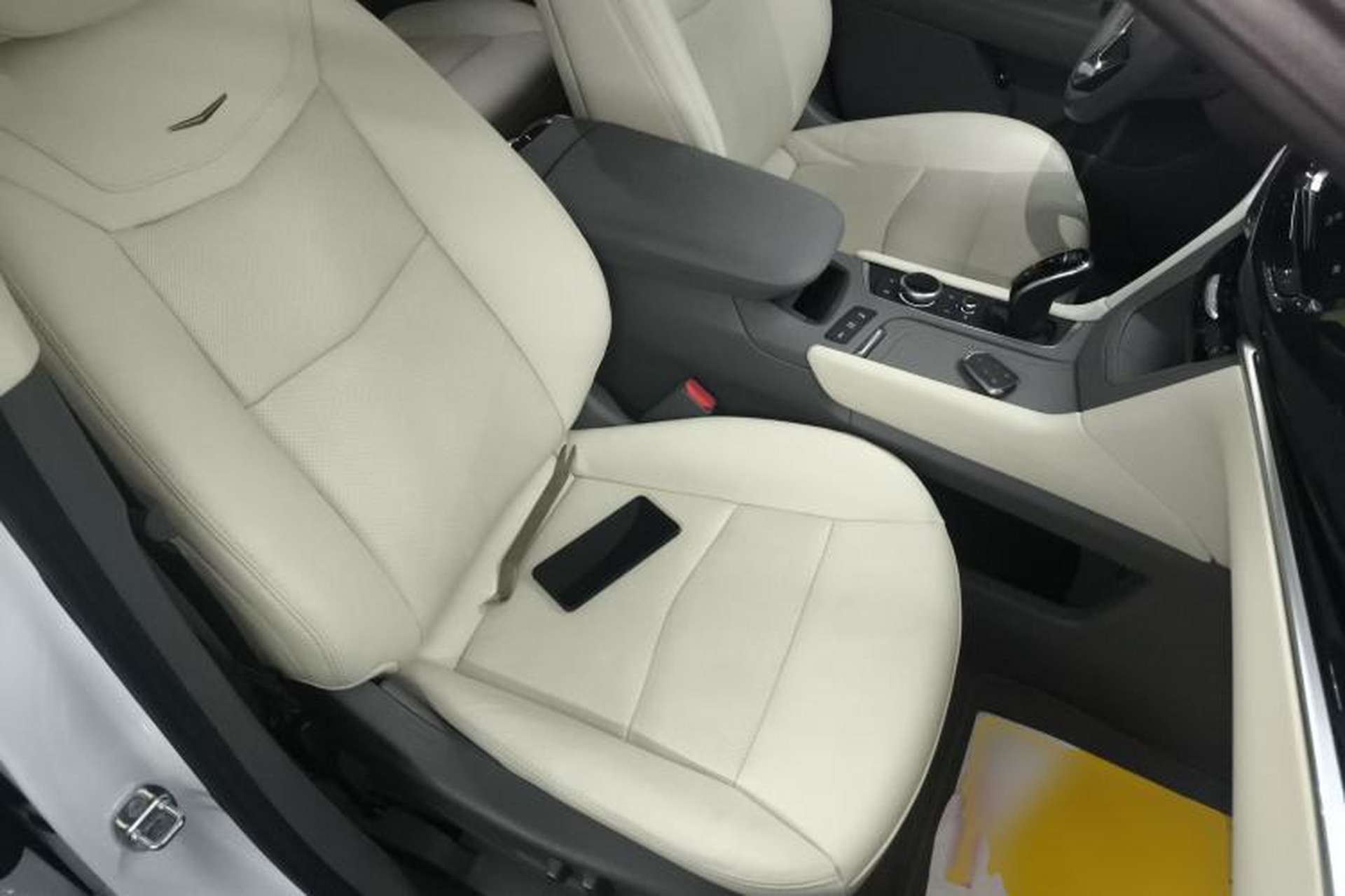 Used Cadillac XT6 2022 2.0T Six-Seater Four-Wheel Drive Luxury Version Right Front Seat
