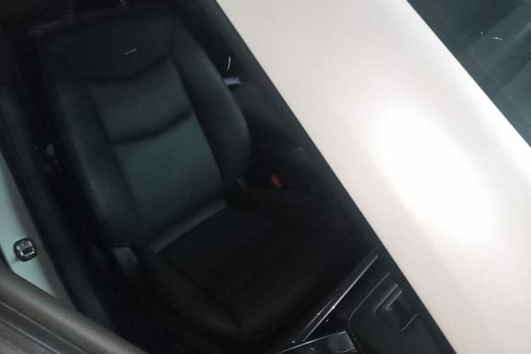 Used Cadillac XT6 2022 2.0T Six-Seater Four-Wheel Drive Luxury Version Right Front Seat