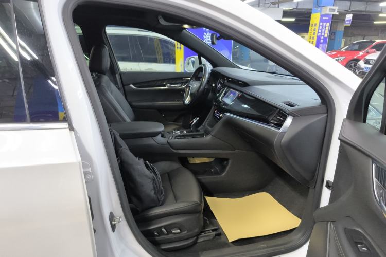 Used Cadillac XT6 2022 2.0T Six-Seater Two-Wheel-Drive Luxury Version Right Front Seat