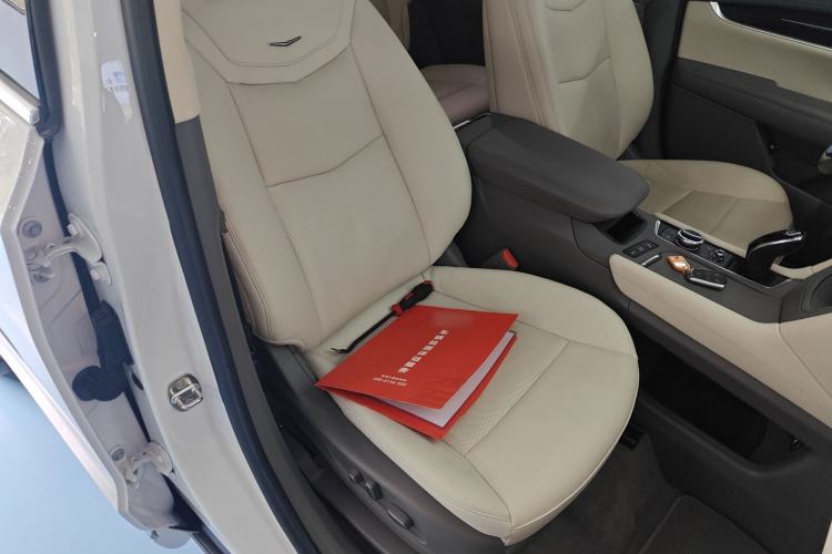 Used Cadillac XT6 2022 2.0T Six-Seater Four-Wheel Drive Luxury Version Right Front Seat