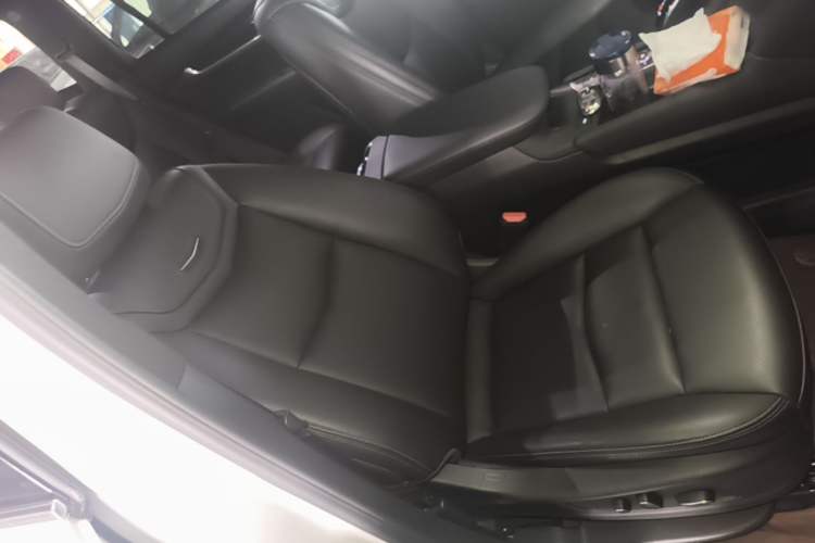 Used Cadillac XT6 2022 2.0T 7-Seater Two-Wheel Drive Luxury Version Right Front Seat