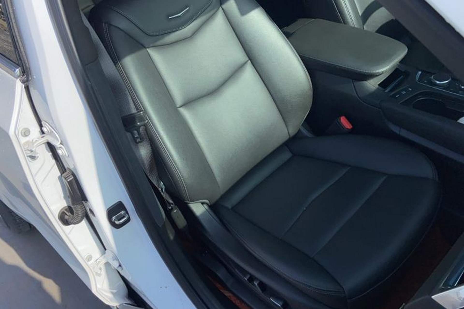 Used Cadillac XT6 2022 2.0T 7-Seater Two-Wheel Drive Luxury Version Right Front Seat
