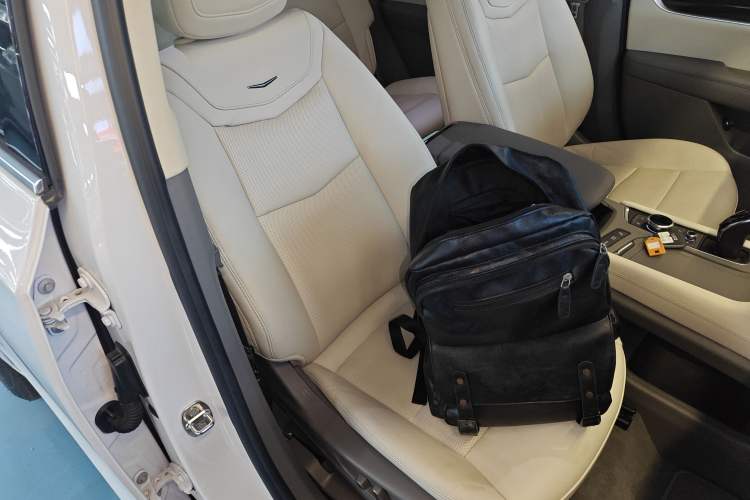 Used Cadillac XT6 2022 2.0T Six-Seater Four-Wheel Drive Luxury Version Right Front Seat
