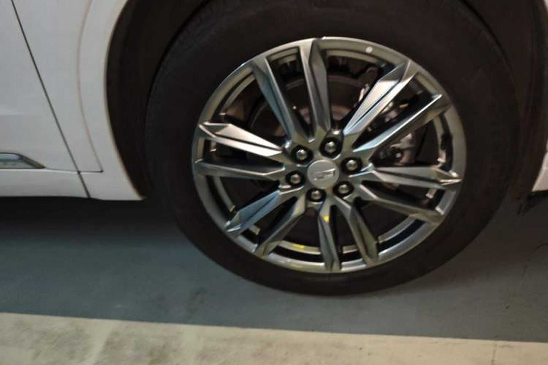 Used Cadillac XT6 2022 2.0T Six-Seater Four-Wheel Drive Luxury Version Right Front Wheel Hub