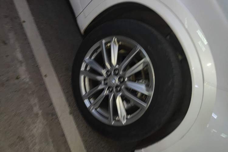Used Cadillac XT6 2022 2.0T Six-Seater Two-Wheel-Drive Luxury Version Right Front Wheel Hub