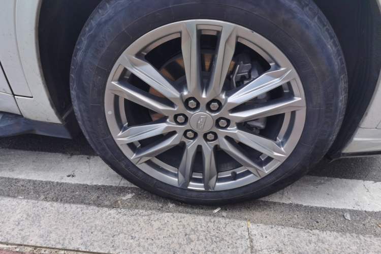 Used Cadillac XT6 2022 2.0T Six-Seater Four-Wheel Drive Luxury Version Right Front Wheel Hub