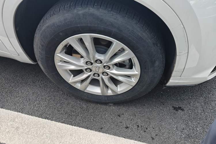 Used Cadillac XT6 2022 2.0T Six-Seater Four-Wheel-Drive Luxury Version Right Front Wheel Hub