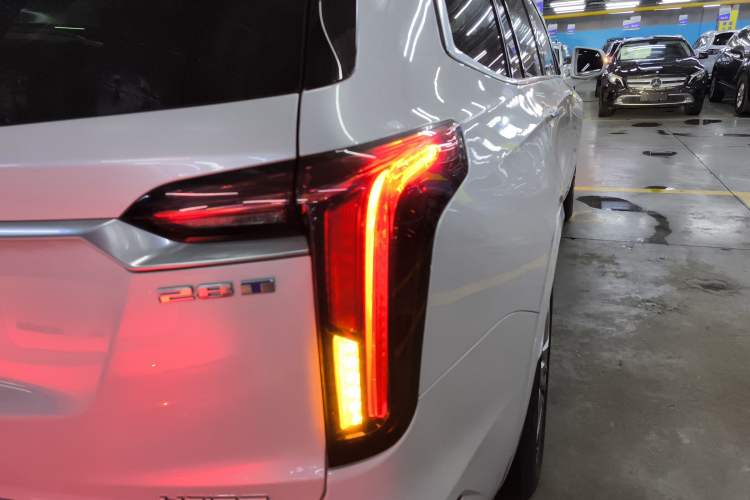 Used Cadillac XT6 2022 2.0T Six-Seater Two-Wheel-Drive Luxury Version Right Rear Taillight