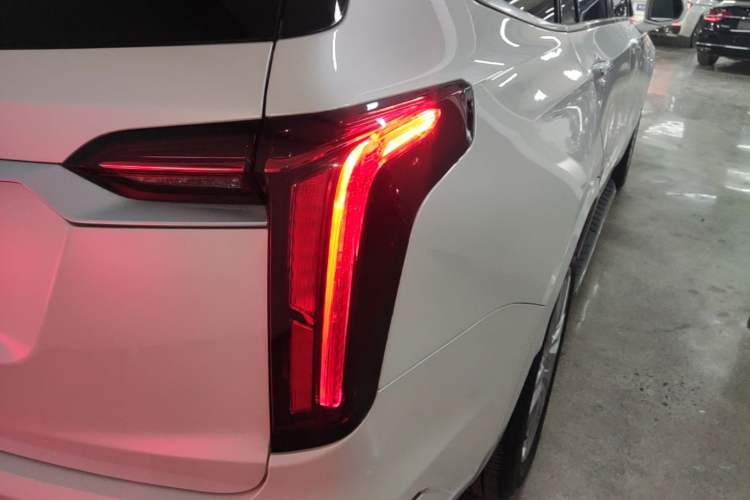 Used Cadillac XT6 2022 2.0T Six-Seater Two-Wheel-Drive Luxury Version Right Rear Taillight